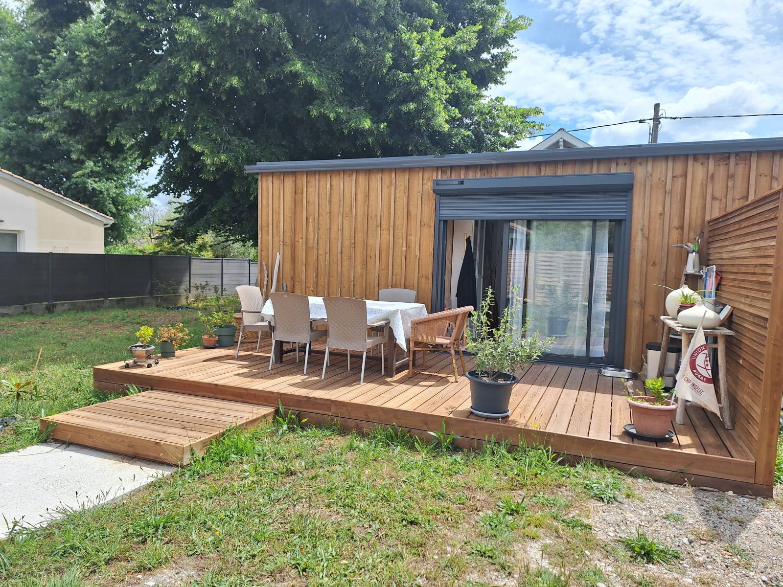 Extension modulaire parfaitement intégrée à son environnement pour un projet locatif clé en main