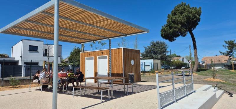 Le module sanitaire Modulbois s'intègre parfaitement dans le cadre verdoyant du parc urbain de Villenave d'Ornon (Gironde)