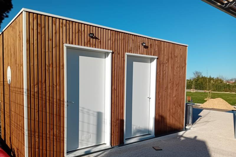Design moderne et finitions soignées pour cette réalisation Modulbois, pensée pour le confort des usagers en Nouvelle-Aquitaine.